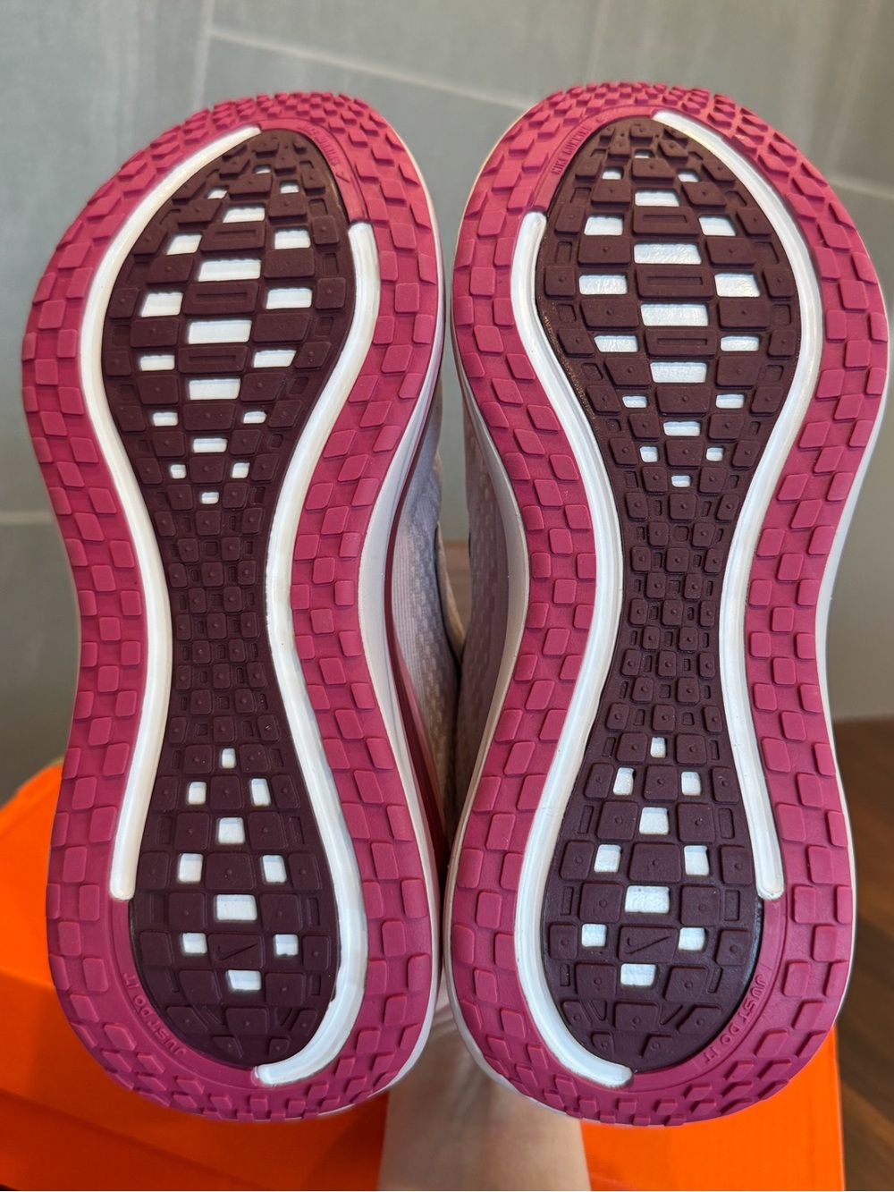 Women’s Nike Vomero Plus - Picture 3 of 5